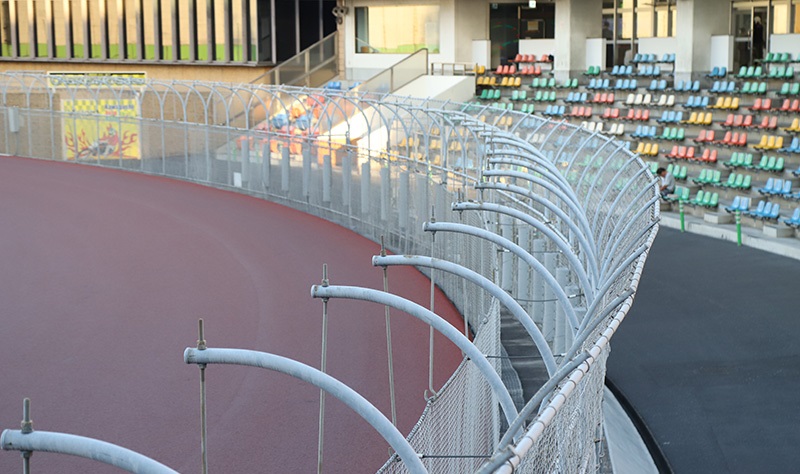 オートレース場に設置された防護網