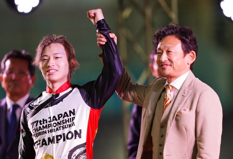 日本選手権競輪で優勝した山口拳矢と山口幸二（父）