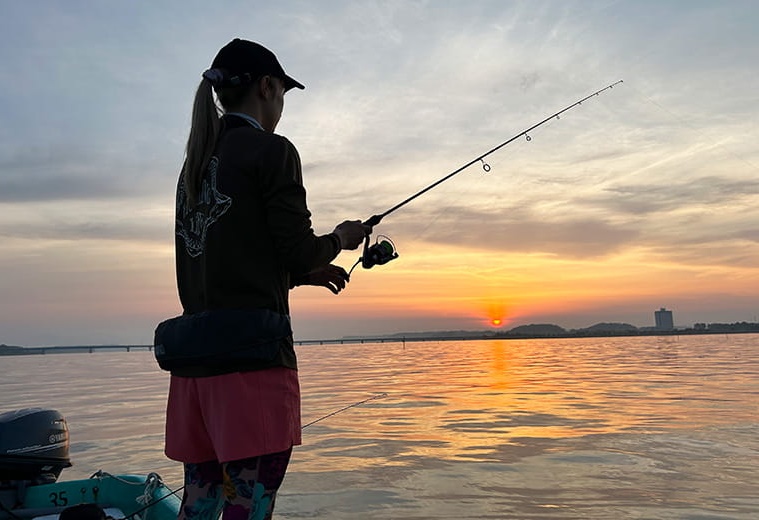 趣味の釣りを楽しむ刑部亜里紗