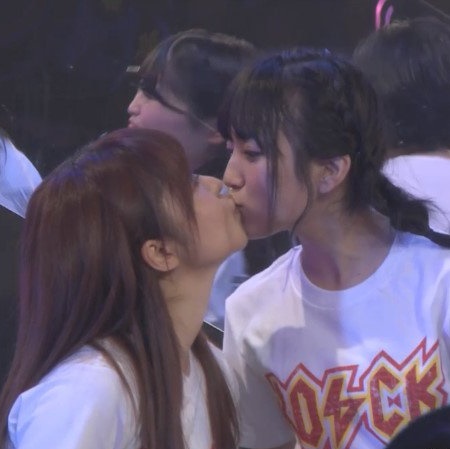 指原莉乃と矢吹奈子のキスシーン①